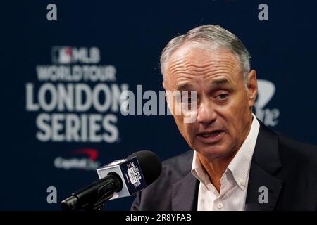 Le commissaire de la MLB, Robert Manfred, s'exprime lors d'une conférence de presse au cours d'une journée d'entraînement avant le match de la MLB London Series au London Stadium, à Londres. Date de la photo: Vendredi 23 juin 2023. Banque D'Images