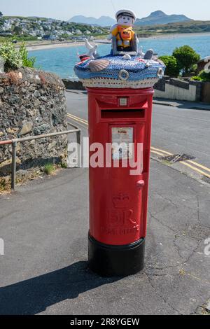 Un surmatelas en maille et en forme de crochetée pour la boîte postale célébrant le RNLI, Criccieth, Gwynedd, au nord du pays de Galles Banque D'Images