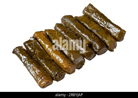 Farce délicieuse (yabrak sarma). Cuisine traditionnelle spécialités turques. Riz farci de feuilles de raisin dans une assiette isolée sur fond blanc. Gros plan Banque D'Images