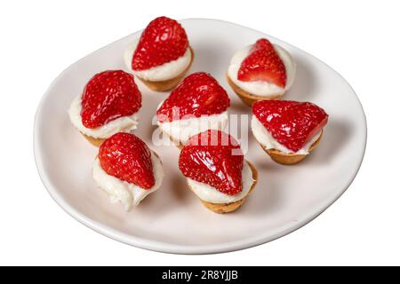 Tartelette aux fraises isolée sur fond blanc. Délicieux dessert tartelet sur l'assiette. gros plan Banque D'Images