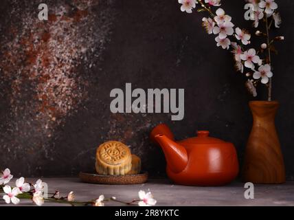 gâteaux de lune et thé de tradition chinoise Banque D'Images