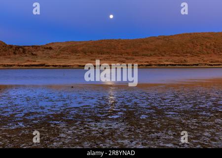 Plage de Kusasenrigahama et pleine lune dans la première glace Banque D'Images