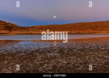 Plage de Kusasenrigahama et pleine lune dans la première glace Banque D'Images