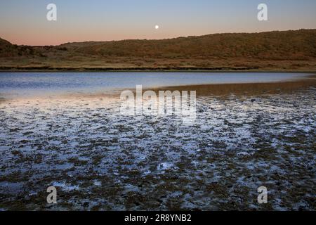 Plage de Kusasenrigahama et pleine lune dans la première glace Banque D'Images