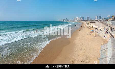 Tel Aviv, Israël; 22 juin 2023 - la plage de tel Aviv s'étend sur des kilomètres le long de toute la bordure ouest de la ville. Banque D'Images