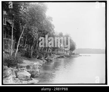 Le long de la rive à l'hôtel Pine Grove Springs, Lake Spofford, N.H., c1905. Banque D'Images