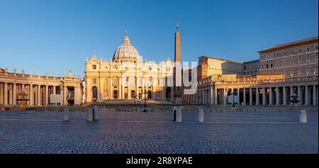 Tôt le matin sur la Piazza San Pietro, Cité du Vatican, Rome, Italie Banque D'Images