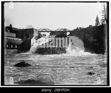 Quinnesee [sic] Falls, à proximité, entre 1880 et 1899. Banque D'Images