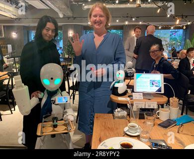 Tokio, Japon. 23rd juin 2023. Lisa Pas (Bündnis 90/Die Grünen), ministre fédérale des Affaires familiales, visite un robot café innovant à Tokyo et parle à Ory Yoshifuji, développeur en chef de l'Avatar robot café DAWN. Crédit : Lars Nicolaysen/dpa/Alay Live News Banque D'Images