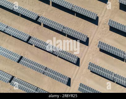 Photovoltaïque : vue aérienne d'une centrale électrique dans le désert ensoleillé d'Atacama au Chili - énergie renouvelable et durable faite du soleil sud-américain Banque D'Images