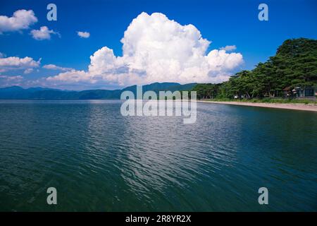 Lac Inawashiro et nuages Iridocumenlus Banque D'Images