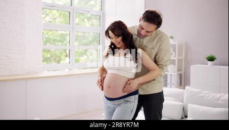Couple enceinte attendant bébé. Mains sur ventre belly Banque D'Images