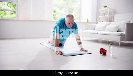 Entraînement de fitness à domicile amusant. Homme faisant du sport Banque D'Images