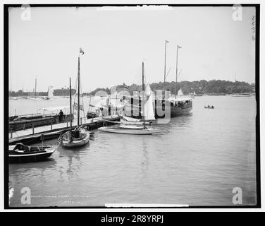 Front d'eau, Put-in-Bay, Ohio, c1904. Montrant (côté gauche) le ferry Richard B. avec le petit bateau à vapeur Ina devant lui au quai. Banque D'Images