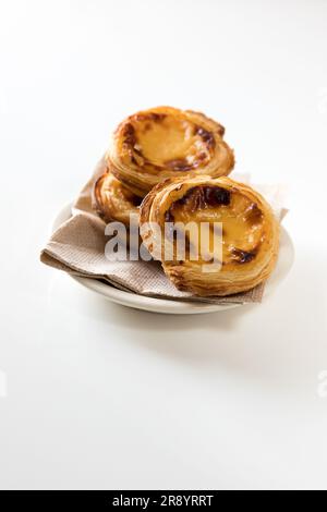 Pasteis de nata, cuisine traditionnelle sucrée portugaise. Petits tourtes croquantes et une crème à base d'œufs. Banque D'Images