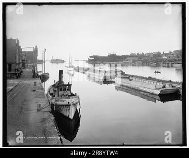 Le long de la rivière, Oswego, New York, entre 1890 et 1901. Ligne de chemin de fer et élévateur à grain sur la gauche, chantier naval sur la droite. Banque D'Images
