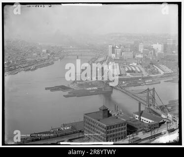 The point, Pittsburgh, Pennsylvanie, entre 1900 et 1915. Scène industrielle au confluent des rivières Allegheny et Monongahela, W. W. Lawrence & amp; Compagnie peintures et vernis entrepôt et wagons-boxeurs au premier plan. Banque D'Images