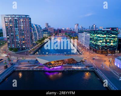 Vue aérienne de la terrasse du bar Alchemist au crépuscule, Salford Quays, Salford, Greater Manchester Banque D'Images