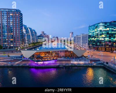 Vue aérienne de la terrasse du bar Alchemist la nuit, Salford Quays, Salford, Greater Manchester Banque D'Images