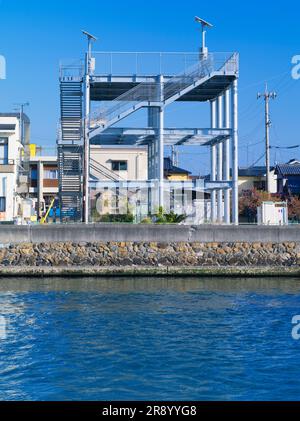 Lac Hamana et tour d'évacuation tsunami Banque D'Images