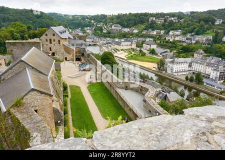 Vue sur le château et la ville de Bouillon dans les Ardennes belges. Ce fut le château de Godefroy de Bouillon un chef de file de la première croisade Banque D'Images