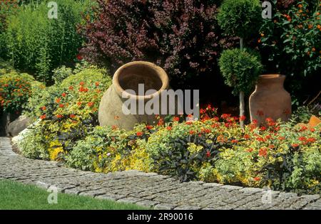 Jardin ornemental avec de grandes pots d'argile, parc de jardin, Rain am Lech, Bavière Banque D'Images