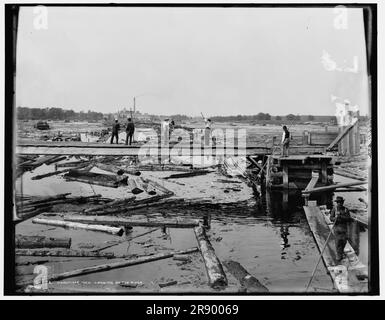 Menominee, Michigan, exploitation forestière sur la rivière, c1898. Banque D'Images