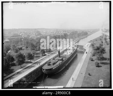 Les serrures, S.S. Marie, Michigan, c1908. L'écluse de Soo à Sault Ste Marie sur la rue La rivière Marys est un ensemble de écluses parallèles qui permettent aux navires de se déplacer entre le lac supérieur et les Grands Lacs inférieurs. Banque D'Images