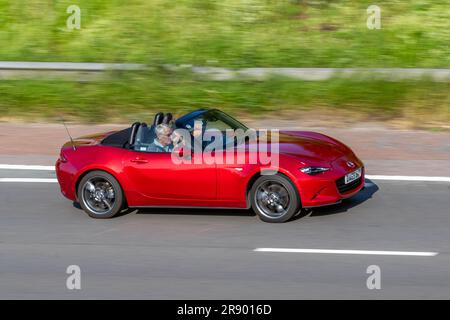 2015 Red Mazda MX-5 Sport Nav SKYACTIV-G démarrage/arrêt voiture Roadster essence 1998 cc ; déplacement à vitesse rapide sur l'autoroute M6 dans le Grand Manchester, Royaume-Uni Banque D'Images