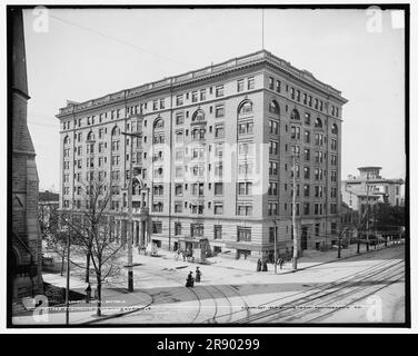 Algonquin Hotel, Dayton, Ohio, c1904. L'hôtel Algonquin, plus tard connu sous le nom d'hôtel Gibbons, a été construit en 1903. Notez les chariots de blanchisserie Troy et Pearl, et la pharmacie vendant des sodas. Banque D'Images