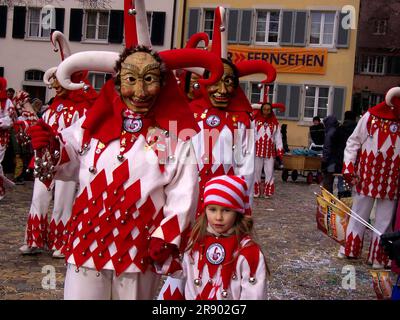 Fasnacht à Freiburg i. BR. Au défilé. Divers groupes de la région de Breisgau-Hochschwarzwald. Mauvais. -Wuertt Banque D'Images