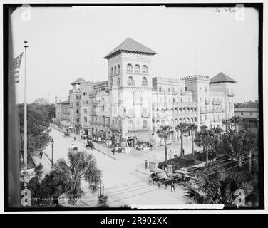 Hôtel Alcazar et annexe, St. Augustine, Floride, c1903. Hôtel commandé par Henry Flagler, pour attirer les touristes riches qui ont voyagé vers le sud pour l'hiver sur son chemin de fer, le Florida East Coast Railway. Il a été conçu dans le style revival de la Renaissance espagnole par Carr&#XE8;RE et Hastings. Notez le Bureau d'information du Guide standard et les boutiques de souvenirs. Banque D'Images