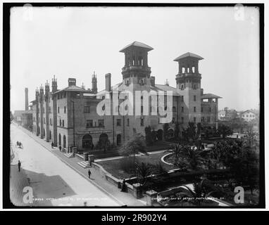 Hotel Alcazar, St Augustine, Floride, C1900. Hôtel commandé par Henry Flagler, pour attirer les touristes riches qui ont voyagé vers le sud pour l'hiver sur son chemin de fer, le Florida East Coast Railway. Il a été conçu dans le style revival de la Renaissance espagnole par Carr&#XE8;RE et Hastings. Notez le bureau de la compagnie d'information des voyageurs. Banque D'Images