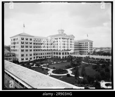 Colonial Hotel, Nassau, Iles Bahama, c1904. (Remarque : femme arrosant le centre du fond de l'herbe). Banque D'Images