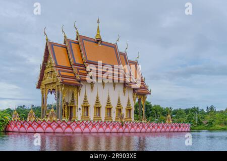 Le bâtiment principal du temple Wat Plai Laem brille dans Serene Splendor, Koh Samui, Thaïlande Banque D'Images