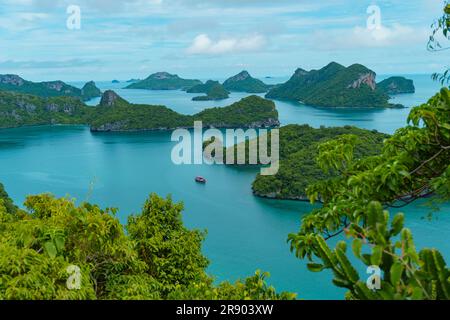 Horizons sereins : Panoramas captivants du parc marin Ang Thong où Un bateau tranquille vous attend Banque D'Images