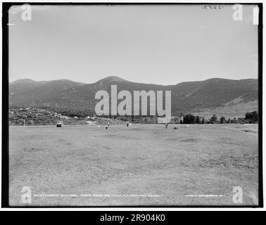 Mount Pleasant golf Links, quatrième vert et Mount Pleasant à partir du numéro de pièce 4, entre 1890 et 1901. Banque D'Images