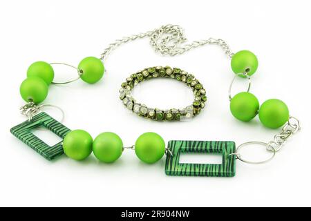 Bracelet et collier verts isolés sur fond blanc Banque D'Images