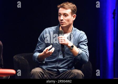 Strasbourg, France. 19th janvier 2023. Hugo Clément au festival littéraire des bibliothèques Idéales à Strasbourg, dans le nord-est de la France, sur 19 juin 2023. Entretien avec Hugo Clement, qui parle des droits des animaux, à l'occasion de la publication de Lapins ne mangent pas de carottes (Fayard). Le journaliste et militant de l'environnement veut changer la façon dont nous regardons les animaux. Bien-être des animaux, surconsommation, chasse, corrida, agriculture intensive, zoos et cirques. Photo de Nicolas Roses/ABACAPRESS.COM crédit: Abaca Press/Alay Live News Banque D'Images