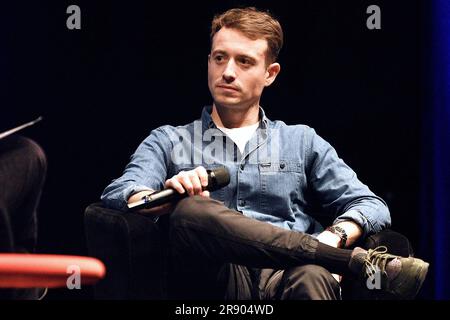Strasbourg, France. 19th janvier 2023. Hugo Clément au festival littéraire des bibliothèques Idéales à Strasbourg, dans le nord-est de la France, sur 19 juin 2023. Entretien avec Hugo Clement, qui parle des droits des animaux, à l'occasion de la publication de Lapins ne mangent pas de carottes (Fayard). Le journaliste et militant de l'environnement veut changer la façon dont nous regardons les animaux. Bien-être des animaux, surconsommation, chasse, corrida, agriculture intensive, zoos et cirques. Photo de Nicolas Roses/ABACAPRESS.COM crédit: Abaca Press/Alay Live News Banque D'Images
