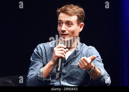 Strasbourg, France. 19th janvier 2023. Hugo Clément au festival littéraire des bibliothèques Idéales à Strasbourg, dans le nord-est de la France, sur 19 juin 2023. Entretien avec Hugo Clement, qui parle des droits des animaux, à l'occasion de la publication de Lapins ne mangent pas de carottes (Fayard). Le journaliste et militant de l'environnement veut changer la façon dont nous regardons les animaux. Bien-être des animaux, surconsommation, chasse, corrida, agriculture intensive, zoos et cirques. Photo de Nicolas Roses/ABACAPRESS.COM crédit: Abaca Press/Alay Live News Banque D'Images