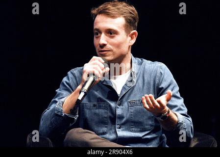 Strasbourg, France. 19th janvier 2023. Hugo Clément au festival littéraire des bibliothèques Idéales à Strasbourg, dans le nord-est de la France, sur 19 juin 2023. Entretien avec Hugo Clement, qui parle des droits des animaux, à l'occasion de la publication de Lapins ne mangent pas de carottes (Fayard). Le journaliste et militant de l'environnement veut changer la façon dont nous regardons les animaux. Bien-être des animaux, surconsommation, chasse, corrida, agriculture intensive, zoos et cirques. Photo de Nicolas Roses/ABACAPRESS.COM crédit: Abaca Press/Alay Live News Banque D'Images
