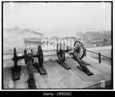 Vue sur le vieux fort, Mackinac Island, Michigan, c1908. Montrant des navires à un quai, y compris le bateau à vapeur à coque noir Juniata. Le fort Mackinac a été construit par les Britanniques pendant la guerre d'indépendance américaine pour contrôler le détroit stratégique de Mackinac entre le lac Michigan et le lac Huron. Le 'Juniata' a été construit pour la ligne Anchor, la division marine des Grands Lacs du chemin de fer de Pennsylvanie. Banque D'Images