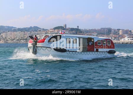 Bateau de sauvetage Fassmer tender du navire de croisière Norwegian Epic, Norwegian Cruise Line / NCL, ancré dans la baie de Cannes, France, image des croisières méditerranéennes Banque D'Images