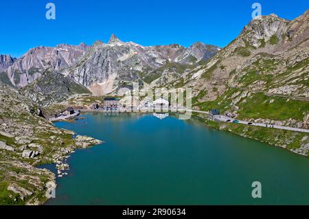 Vue de la Great St. Bernard passez au-dessus du lac de montagne Lac du Grand-St-Bernard jusqu'aux Alpes italiennes avec le pic de douleur de sucre en Italie Banque D'Images