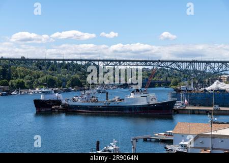 Seattle, WA, USA-juillet 2022 ; vue de haut niveau sur Union Lake vers le pont en porte-à-faux en acier Aurora avec divers bateaux et navires en avant Banque D'Images