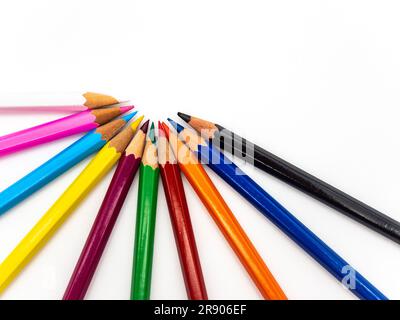 Un éventail de crayons de couleur assortis dans une formation circulaire sur un fond blanc Banque D'Images