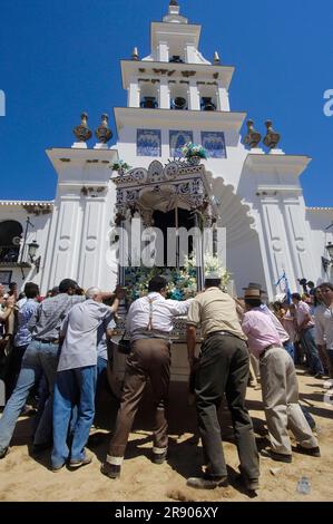 Pèlerins en face du Sanctuaire Ermita del Rocio, pèlerinage Romeria à El Rocio, Huelva, Andalousie, Espagne Banque D'Images