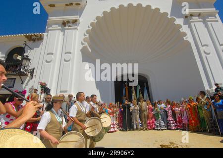 Musiciens devant le Sanctuaire Ermita del Rocio, pèlerinage Romeria à El Rocio, Huelva, Andalousie, Espagne Banque D'Images