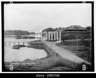 Sewall's Bridge et Country club House, York River, Maine, entre 1900 et 1906. Pont de palplanches en bois construit en 1761, est resté en service jusqu'en 1934. Notez le passage du véhicule sur la gauche. Banque D'Images